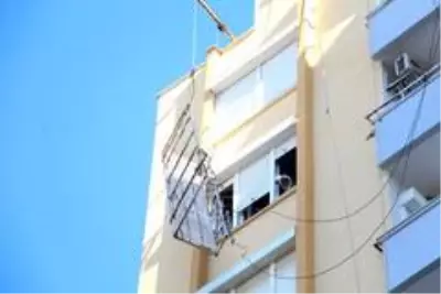 8. kattaki iskelede mahsur kalan iki işçiyi emniyet kemeri hayata bağladı 8. kattaki iskelede mahsur kalan iki işçiyi emniyet kemeri hayata bağladı