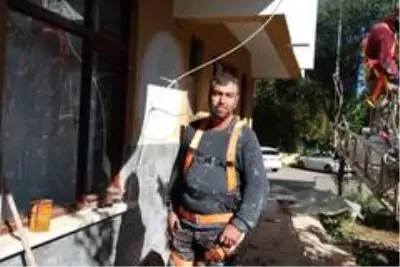 8. kattaki iskelede mahsur kalan iki işçiyi emniyet kemeri hayata bağladı 8. kattaki iskelede mahsur kalan iki işçiyi emniyet kemeri hayata bağladı