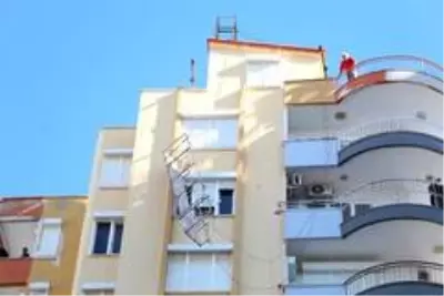 8. kattaki iskelede mahsur kalan iki işçiyi emniyet kemeri hayata bağladı 8. kattaki iskelede mahsur kalan iki işçiyi emniyet kemeri hayata bağladı