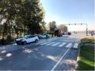 Adapazarı'nda zincirleme kaza: 2 yaralı Adapazarı'nda zincirleme kaza: 2 yaralı
