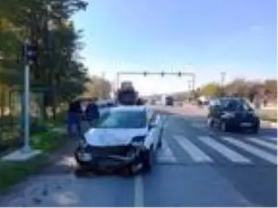 Adapazarı'nda zincirleme kaza: 2 yaralı Adapazarı'nda zincirleme kaza: 2 yaralı