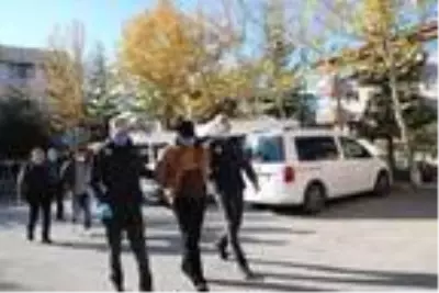 Afyonkarahisar'da yakalanan Iraklı 2 DEAŞ şüphelisi adliyede Afyonkarahisar'da yakalanan Iraklı 2 DEAŞ şüphelisi adliyede