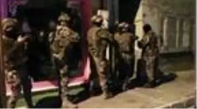 Afyonkarahisar'da yakalanan Iraklı 2 DEAŞ şüphelisi adliyede Afyonkarahisar'da yakalanan Iraklı 2 DEAŞ şüphelisi adliyede
