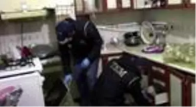 Afyonkarahisar'da yakalanan Iraklı 2 DEAŞ şüphelisi adliyede Afyonkarahisar'da yakalanan Iraklı 2 DEAŞ şüphelisi adliyede