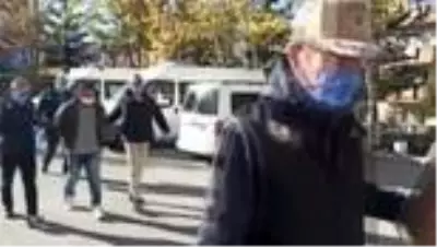 AFYONKARAHİSAR - Terör örgütü DEAŞ operasyonunda yakalanan iki zanlı adliyeye sevk edildi AFYONKARAHİSAR - Terör örgütü DEAŞ operasyonunda yakalanan iki zanlı adliyeye sevk edildi