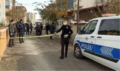 Annesini bıçaklayarak öldürdü Annesini bıçaklayarak öldürdü