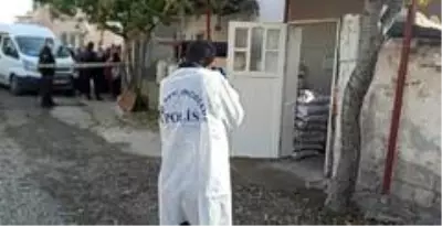 Annesini bıçaklayarak öldürdü Annesini bıçaklayarak öldürdü