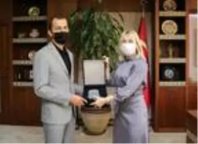 Antalya'dan cepheye koşan Azerbaycanlı doktor görevinin başına döndü Antalya'dan cepheye koşan Azerbaycanlı doktor görevinin başına döndü