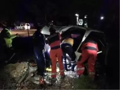 Araçta sıkışan vatandaşı itfaiye ekipleri kurtardı Araçta sıkışan vatandaşı itfaiye ekipleri kurtardı