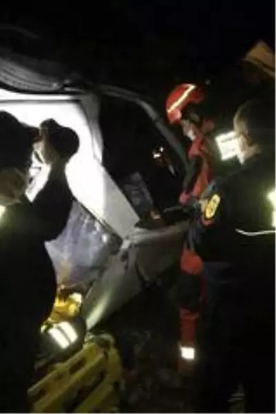 Araçta sıkışan vatandaşı itfaiye ekipleri kurtardı Araçta sıkışan vatandaşı itfaiye ekipleri kurtardı