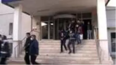 Son dakika haberi! Aranan şahıslara eş zamanlı operasyon: 17 gözaltı Son dakika haberi! Aranan şahıslara eş zamanlı operasyon: 17 gözaltı