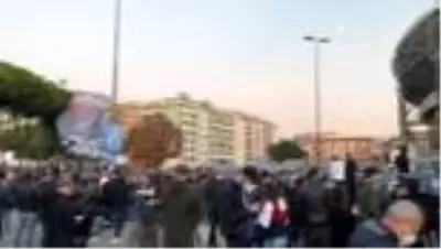 Arjantinli efsane futbolcu Maradona, Napoli San Paolo Stadı'nın girişinde anıldı Arjantinli efsane futbolcu Maradona, Napoli San Paolo Stadı'nın girişinde anıldı