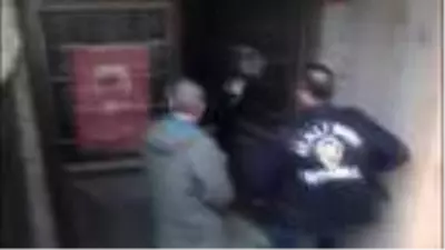 Son dakika! Ataşehir'de sahte para basılan matbaaya polisin baskın anı kamerada Son dakika! Ataşehir'de sahte para basılan matbaaya polisin baskın anı kamerada