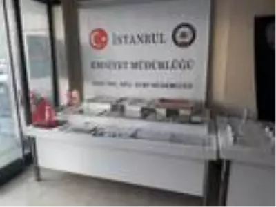 Son dakika! Ataşehir'de sahte para basılan matbaaya polisin baskın anı kamerada Son dakika! Ataşehir'de sahte para basılan matbaaya polisin baskın anı kamerada