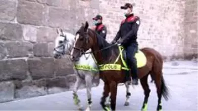 Son dakika genel: Atlı polislerden sigara ve maske denetimi Son dakika genel: Atlı polislerden sigara ve maske denetimi