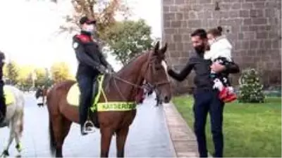 Son dakika genel: Atlı polislerden sigara ve maske denetimi Son dakika genel: Atlı polislerden sigara ve maske denetimi