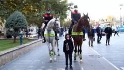 Son dakika genel: Atlı polislerden sigara ve maske denetimi Son dakika genel: Atlı polislerden sigara ve maske denetimi