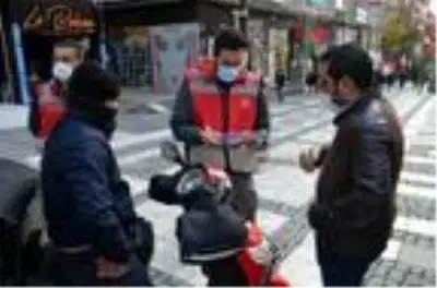 Polisin maskesiz gezerken durdurduğu kadın: Allah beni koruyor Polisin maskesiz gezerken durdurduğu kadın: Allah beni koruyor