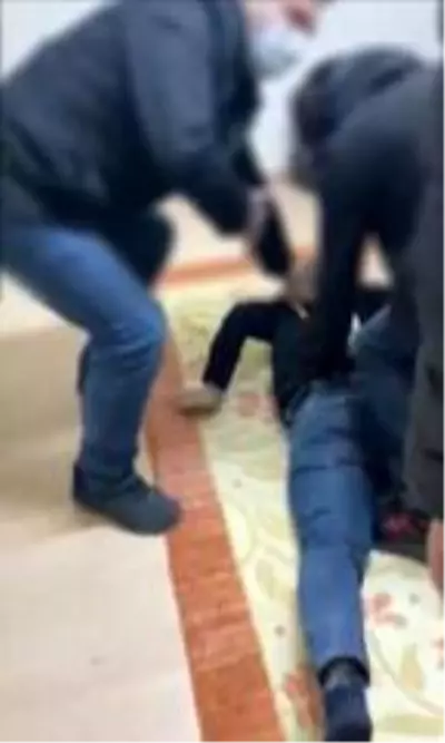 Son dakika... Uygur Türkü'nü vuran zanlının yakalanma anı kamerada Son dakika... Uygur Türkü'nü vuran zanlının yakalanma anı kamerada