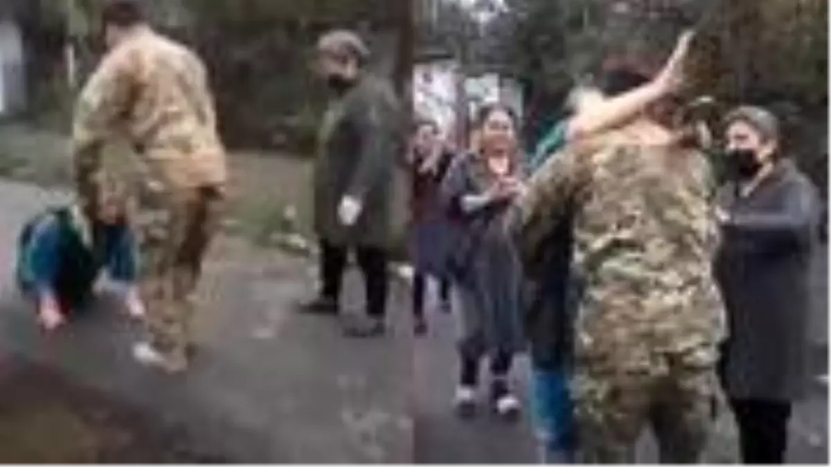 Azerbaycanlı anne, Karabağ'a yolladığı oğlunu ayaklarına kapanarak karşıladı