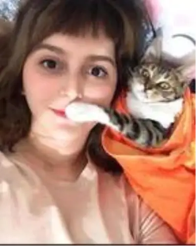 Bacağı kesilen kediyi sahiplendi, videoları beğeni aldı Bacağı kesilen kediyi sahiplendi, videoları beğeni aldı