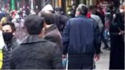 Bakan Koca'nın dikkat çektiği Gaziantep'te vatandaşlar sokaklarda Bakan Koca'nın dikkat çektiği Gaziantep'te vatandaşlar sokaklarda
