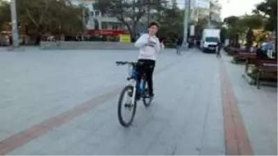 Balıkesir'de 11 yaşındaki Hasan Taha bisiklet cambazı oldu Balıkesir'de 11 yaşındaki Hasan Taha bisiklet cambazı oldu
