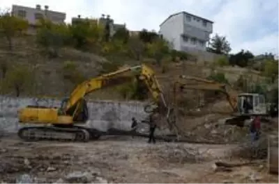 Besni ilçe stadının tribünleri yenileniyor Besni ilçe stadının tribünleri yenileniyor