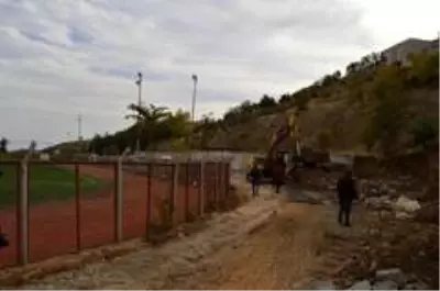 Besni ilçe stadının tribünleri yenileniyor Besni ilçe stadının tribünleri yenileniyor