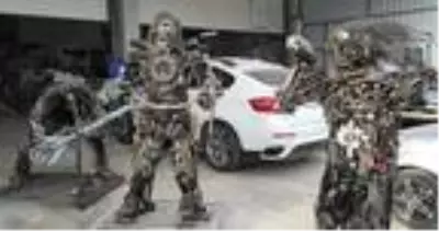 Bu kez Nusret'e benzeyen metal heykel yaptı Bu kez Nusret'e benzeyen metal heykel yaptı