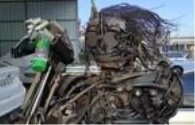 Bu kez Nusret'e benzeyen metal heykel yaptı Bu kez Nusret'e benzeyen metal heykel yaptı