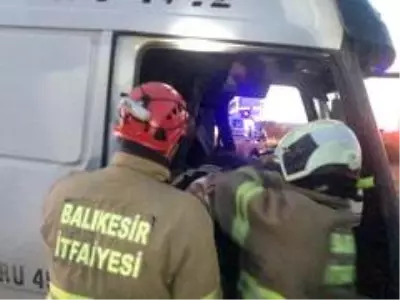 Burhaniye'de kamyon ve traktör çarpıştı: 1 yaralı Burhaniye'de kamyon ve traktör çarpıştı: 1 yaralı