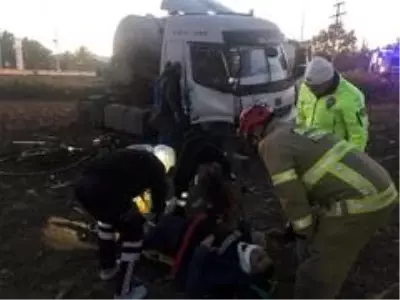 Burhaniye'de kamyon ve traktör çarpıştı: 1 yaralı Burhaniye'de kamyon ve traktör çarpıştı: 1 yaralı