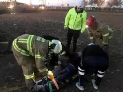 Burhaniye'de kamyon ve traktör çarpıştı: 1 yaralı Burhaniye'de kamyon ve traktör çarpıştı: 1 yaralı