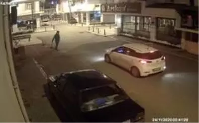 Çaldığı dubayı otomobilin üzerine koyup, ters yönde yoluna devam etti...O anlar kamerada Çaldığı dubayı otomobilin üzerine koyup, ters yönde yoluna devam etti...O anlar kamerada