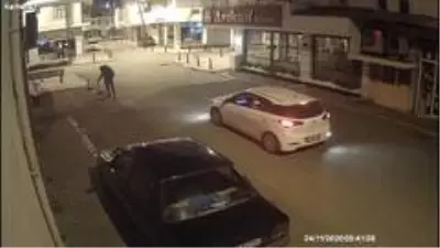 Çaldığı dubayı otomobilin üzerine koyup, ters yönde yoluna devam etti...O anlar kamerada Çaldığı dubayı otomobilin üzerine koyup, ters yönde yoluna devam etti...O anlar kamerada
