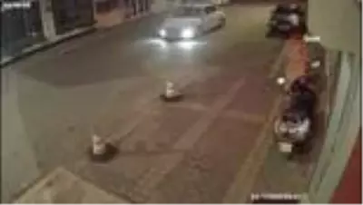 Çaldığı dubayı otomobilin üzerine koyup, ters yönde yoluna devam etti...O anlar kamerada Çaldığı dubayı otomobilin üzerine koyup, ters yönde yoluna devam etti...O anlar kamerada