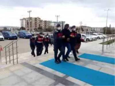 Çanakkale'de 50 bin liralık ziynet eşyası çalan zanlı tutuklandı Çanakkale'de 50 bin liralık ziynet eşyası çalan zanlı tutuklandı