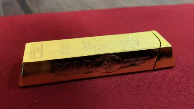 Yine aynı dolandırıcı! Sarı jelatinle sardığı mermerlerden sonra şimdi de demir çakmakları altın diye sattı Yine aynı dolandırıcı! Sarı jelatinle sardığı mermerlerden sonra şimdi de demir çakmakları altın diye sattı