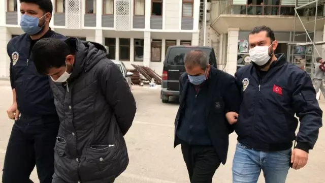 Yine aynı dolandırıcı! Sarı jelatinle sardığı mermerlerden sonra şimdi de demir çakmakları altın diye sattı Yine aynı dolandırıcı! Sarı jelatinle sardığı mermerlerden sonra şimdi de demir çakmakları altın diye sattı