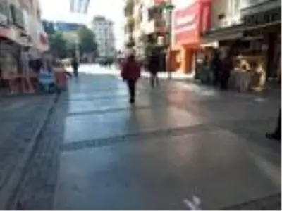 Depremden sonra vaka sayıları artan İzmir'de, sokaklar boşaldı Depremden sonra vaka sayıları artan İzmir'de, sokaklar boşaldı