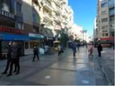 Depremden sonra vaka sayıları artan İzmir'de, sokaklar boşaldı Depremden sonra vaka sayıları artan İzmir'de, sokaklar boşaldı