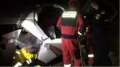 Devrilen otomobilin altında kalan sürücü kurtarıldı Devrilen otomobilin altında kalan sürücü kurtarıldı