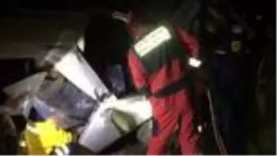 Devrilen otomobilin altında kalan sürücü kurtarıldı Devrilen otomobilin altında kalan sürücü kurtarıldı