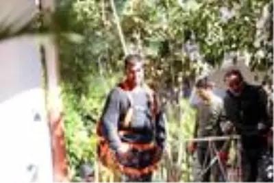 Dış cephe boyası yaparken iskelede mahsur kalan işçileri vatandaşlar kurtardı Dış cephe boyası yaparken iskelede mahsur kalan işçileri vatandaşlar kurtardı
