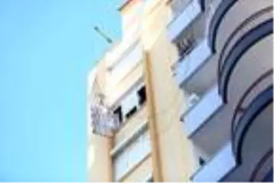 Dış cephe boyası yaparken iskelede mahsur kalan işçileri vatandaşlar kurtardı Dış cephe boyası yaparken iskelede mahsur kalan işçileri vatandaşlar kurtardı