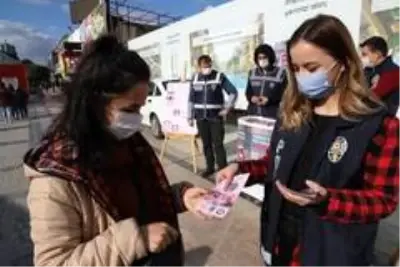Son dakika haber | Düzce'de Kadın Polisler Kadınlara KADES'i Anlattı Son dakika haber | Düzce'de Kadın Polisler Kadınlara KADES'i Anlattı