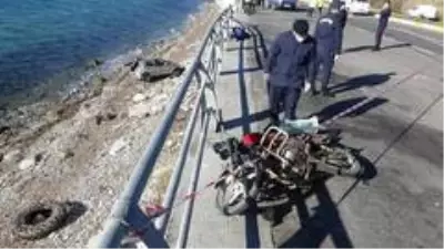 Son dakika haberleri | Motosiklet ile çarpışan otomobil 5 metre yükseklikten sahile uçtu: 1 ölü Son dakika haberleri | Motosiklet ile çarpışan otomobil 5 metre yükseklikten sahile uçtu: 1 ölü
