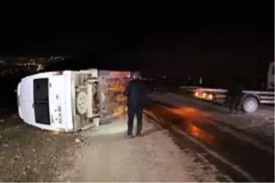 Elazığ'da minibüs devrildi: 3 yaralı Elazığ'da minibüs devrildi: 3 yaralı
