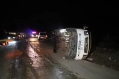 Elazığ'da minibüs devrildi: 3 yaralı Elazığ'da minibüs devrildi: 3 yaralı